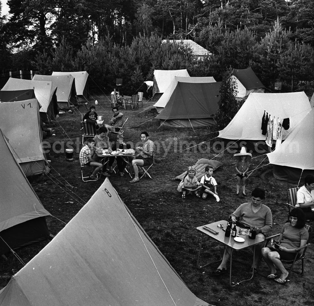 GDR picture archive: Jessern - Urlaub im Zelthotel bei Jessern am Schwielochsee . Im Bild: Urlauber auf dem Campingplatz / Zeltplatz.