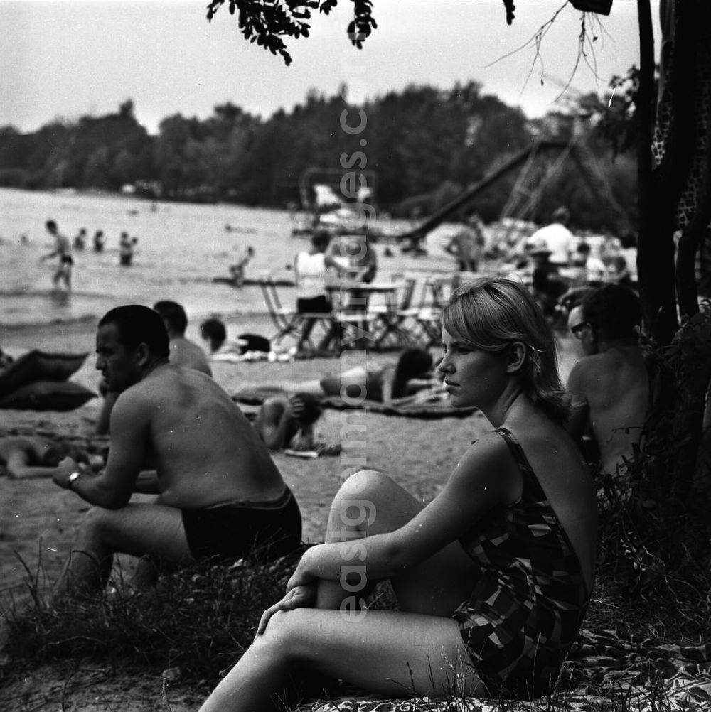 GDR image archive: Jessern - Am Strand des Zelthotel Jessern. Eine Junge Frau posiert für die Kamera. Im Hintergrund: Badegäste am Schwielochsee. Foto: Schönfeld