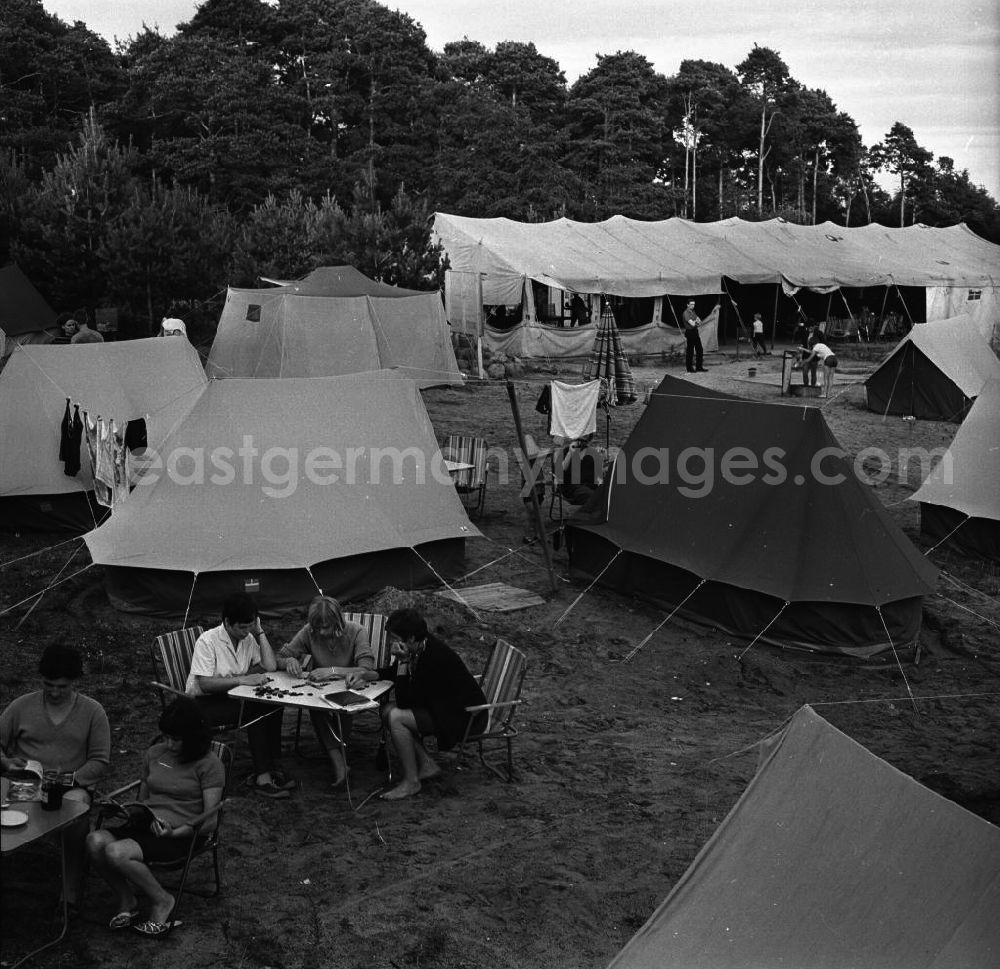 GDR photo archive: Jessern - Urlaub im Zelthotel bei Jessern am Schwielochsee . Im Bild: Urlauber auf dem Campingplatz / Zeltplatz.