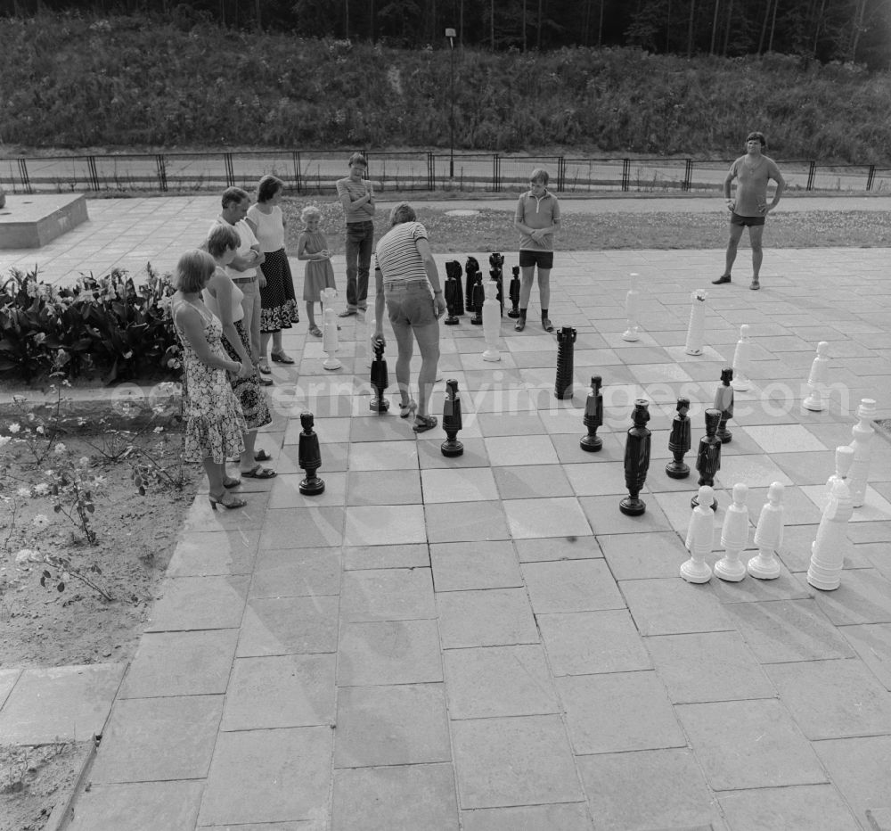GDR picture archive: Ückeritz - Tourists in chess play with great figures in Ueckeritz in Mecklenburg-Western Pomerania in the field of the former GDR, German Democratic Republic