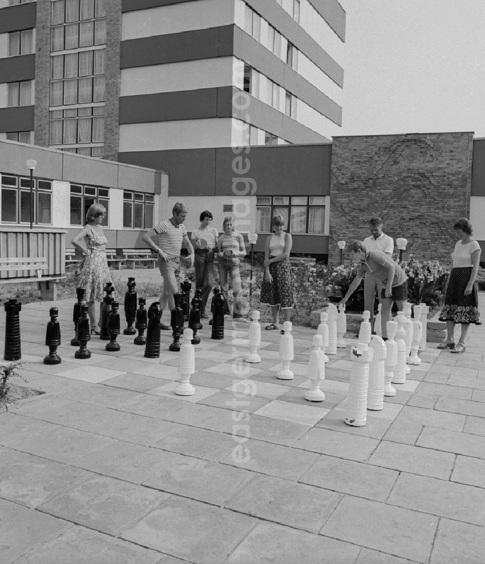 Ückeritz: Tourists in chess play with great figures in Ueckeritz in Mecklenburg-Western Pomerania in the field of the former GDR, German Democratic Republic
