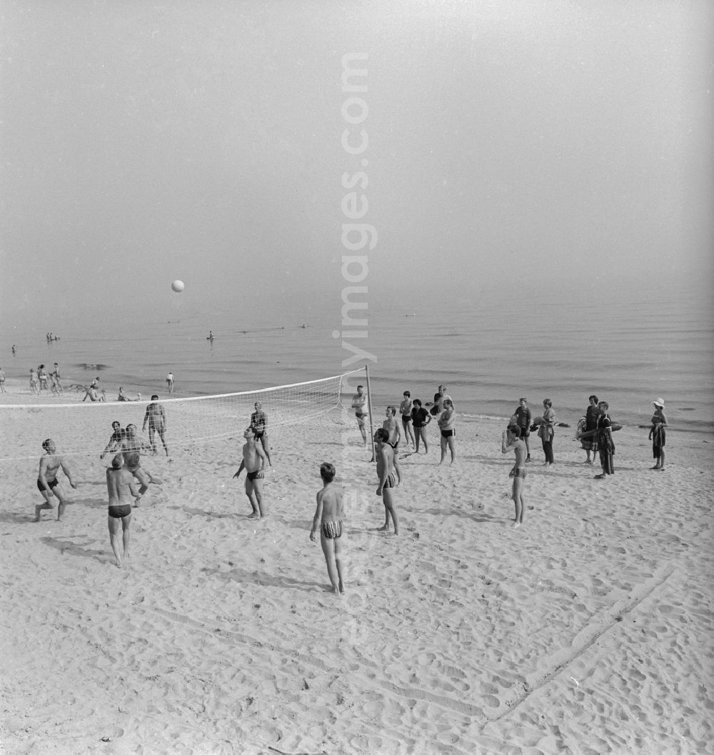 GDR image archive: Ückeritz - Tourists play on the beach in Ueckeritz on the Baltic volleyball in the state of Mecklenburg-Western Pomerania in the field of the former GDR, German Democratic Republic
