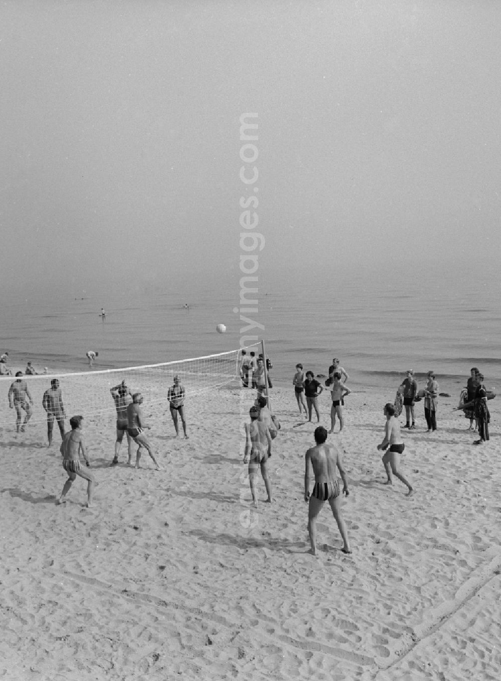 GDR photo archive: Ückeritz - Tourists play on the beach in Ueckeritz on the Baltic volleyball in the state of Mecklenburg-Western Pomerania in the field of the former GDR, German Democratic Republic