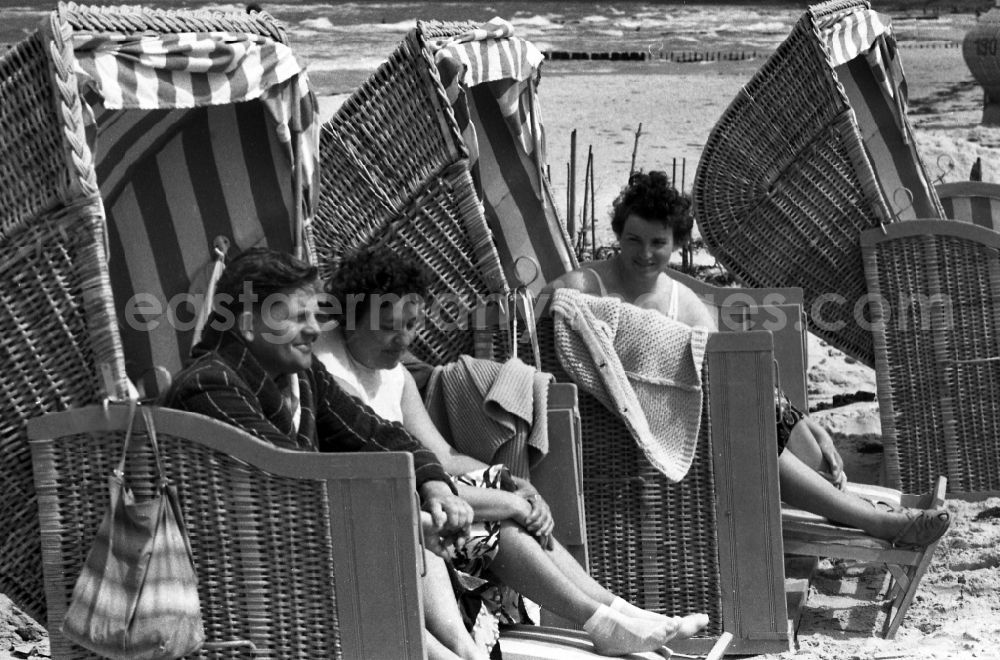 GDR image archive: Bansin - Vacationer in a beach basket on the beach on the Baltic Sea in Bansin in the federal state Mecklenburg-West Pomerania in the area of the former GDR, German democratic republic