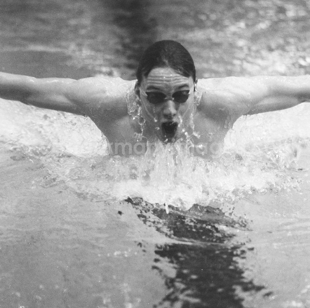GDR photo archive: Potsdam - The former German swimmer Uwe Dassler, in the training, in Potsdam in the federal state Brandenburg in the area of the former GDR, German democratic republic