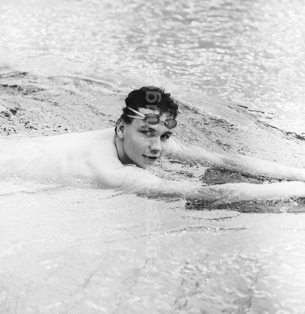 Potsdam: The former German swimmer Uwe Dassler, in the training, in Potsdam in the federal state Brandenburg in the area of the former GDR, German democratic republic