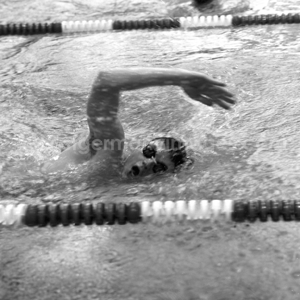 GDR picture archive: Potsdam - Uwe Dassler, former German swimmer at ASK (army sports club) Potsdam, in Potsdam in Brandenburg today. Here the training in the swimming pool