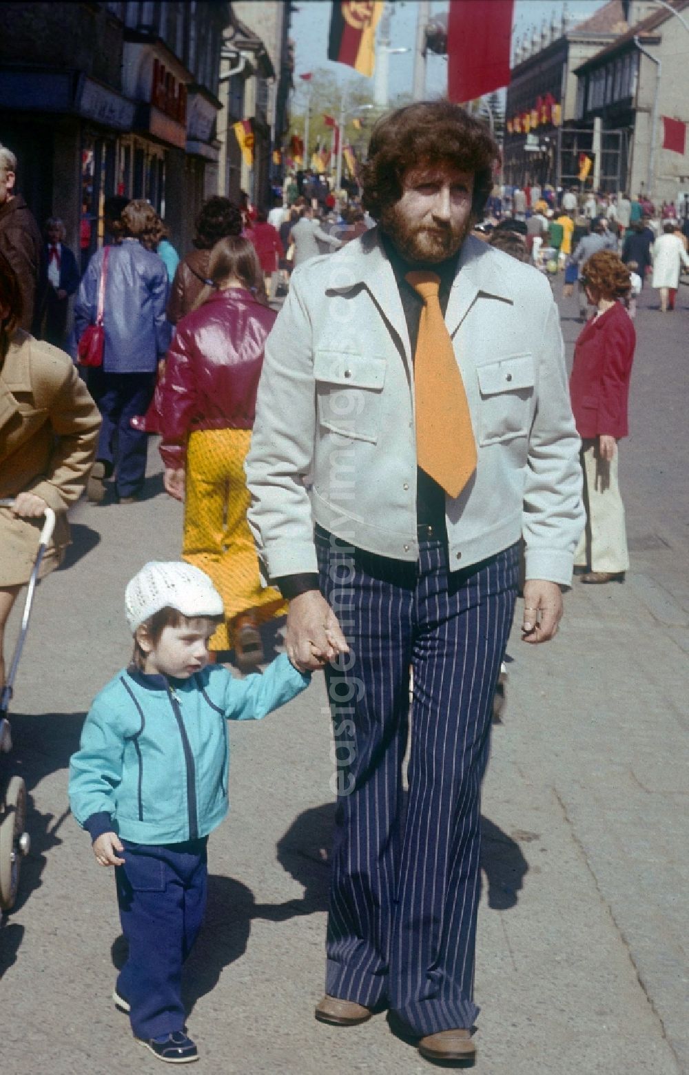 GDR picture archive: Neustrelitz - A father with child at the 1st of May demonstration in Neustrelitz in Mecklenburg-Vorpommern in the territory of the former GDR, German Democratic Republic
