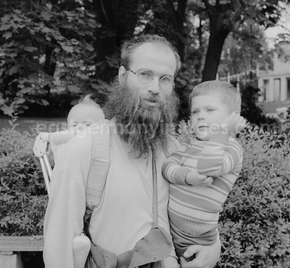 GDR photo archive: Zittau - Father with his children in Zittau in the state Saxony on the territory of the former GDR, German Democratic Republic