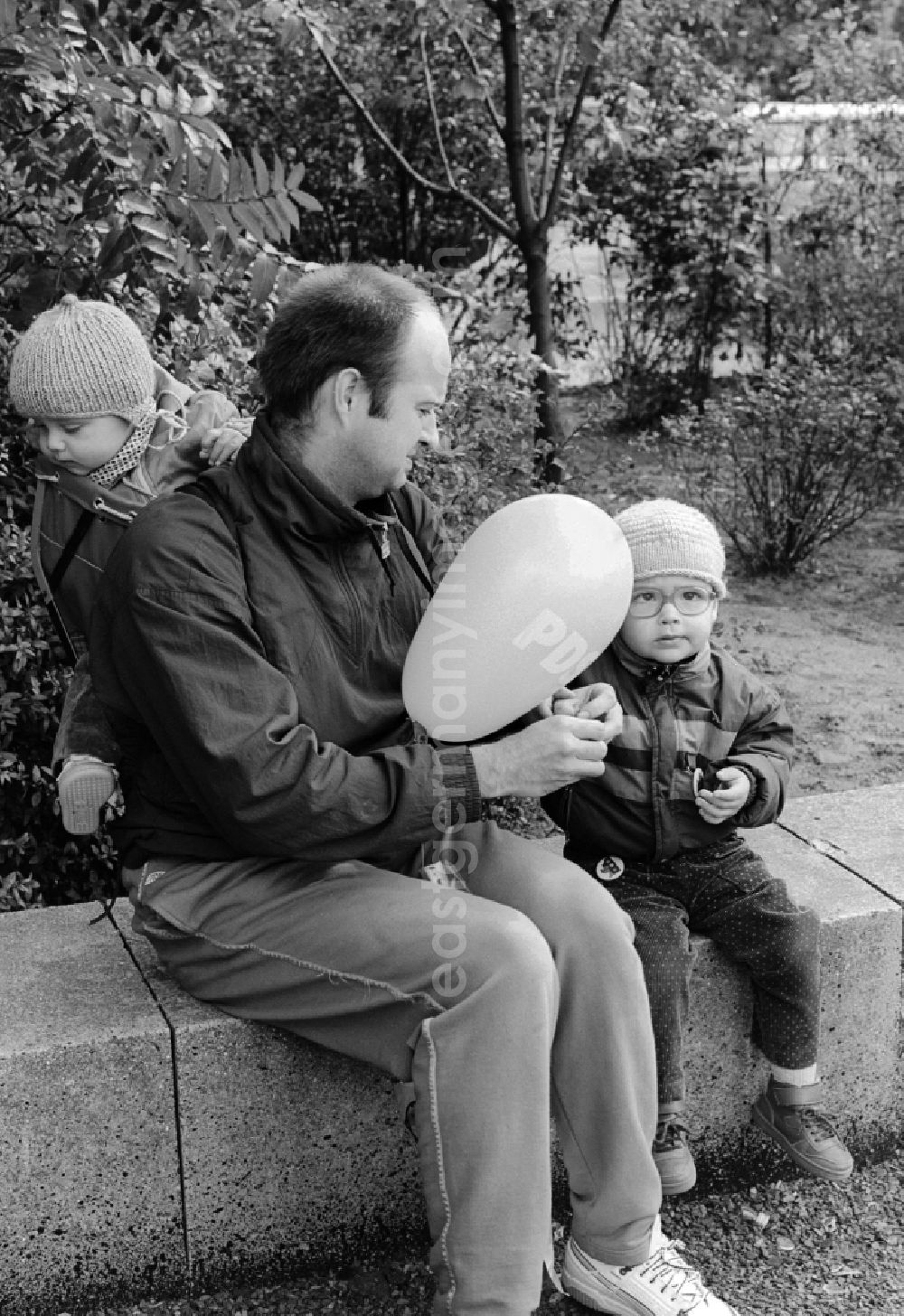GDR photo archive: Berlin - Father with two children in Berlin, the former capital of the GDR, German Democratic Republic