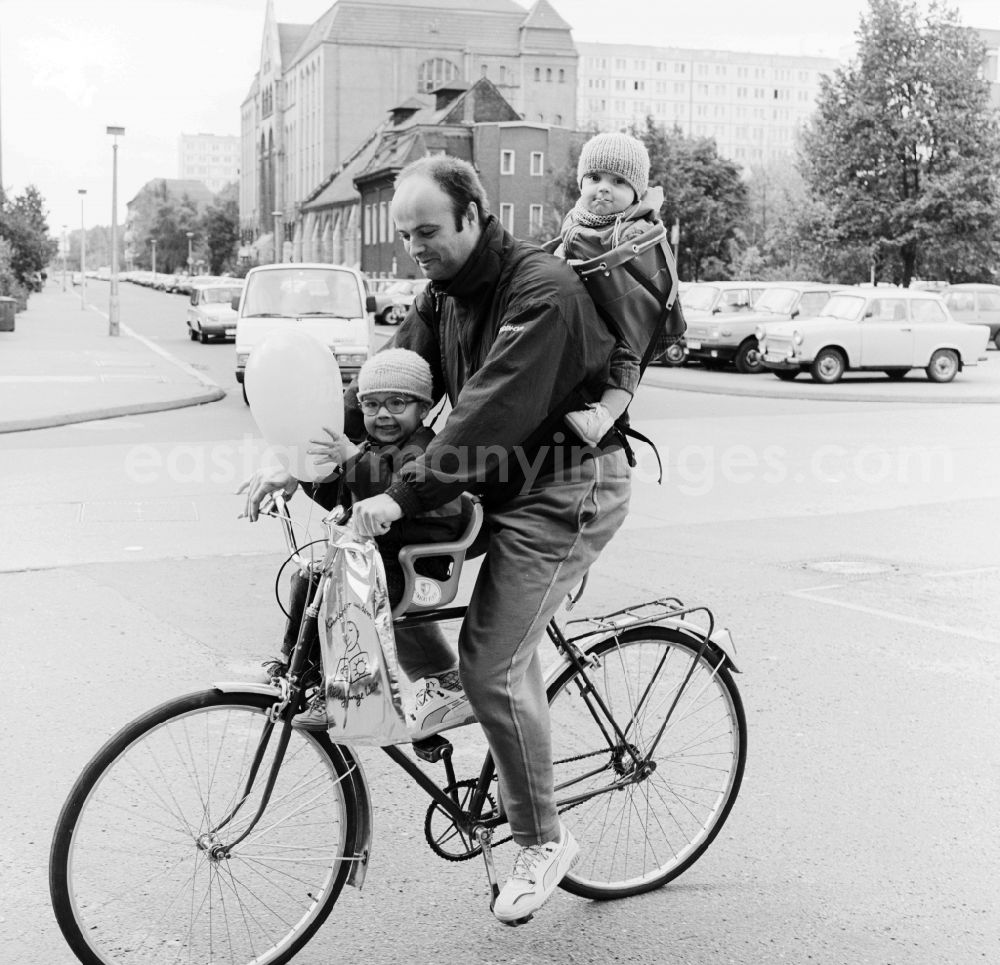 GDR image archive: Berlin - Father with two children on a bicycle in Berlin, the former capital of the GDR, German Democratic Republic
