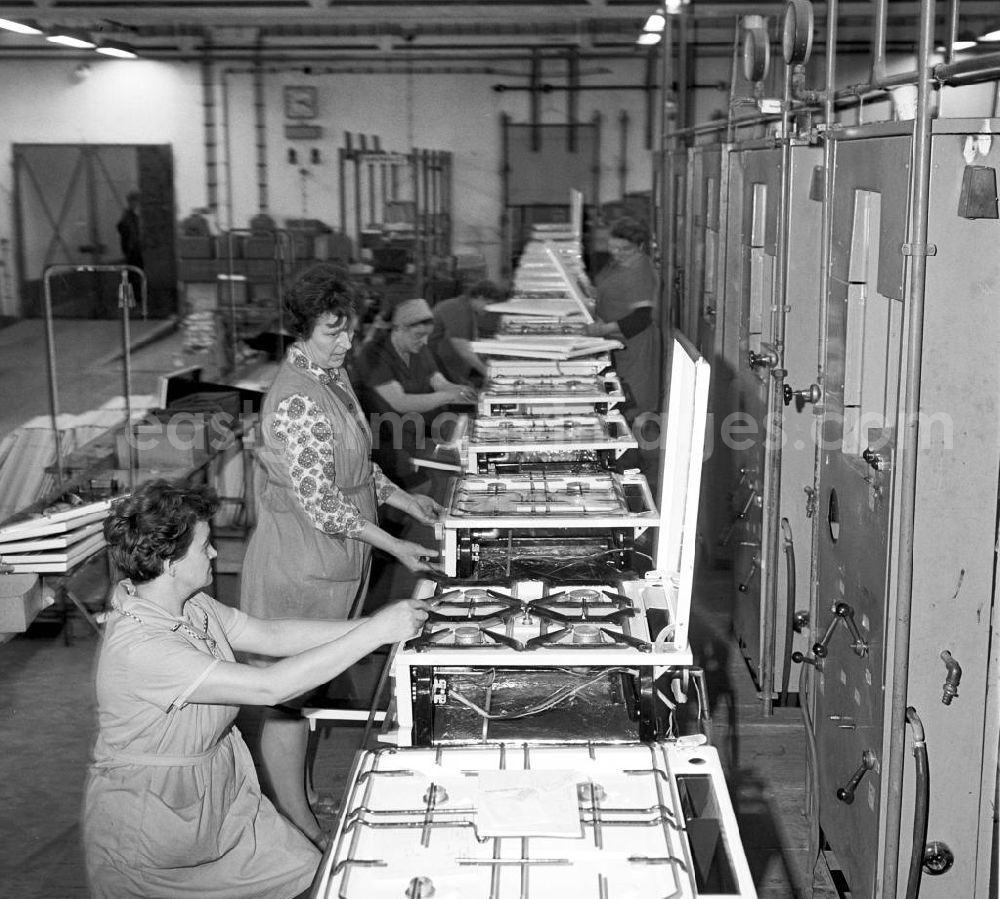 GDR image archive: Dessau - Frauen während der Produktion von Gasherden im VEB (Volkseigener Betrieb) Gasgerätewerk Dessau.