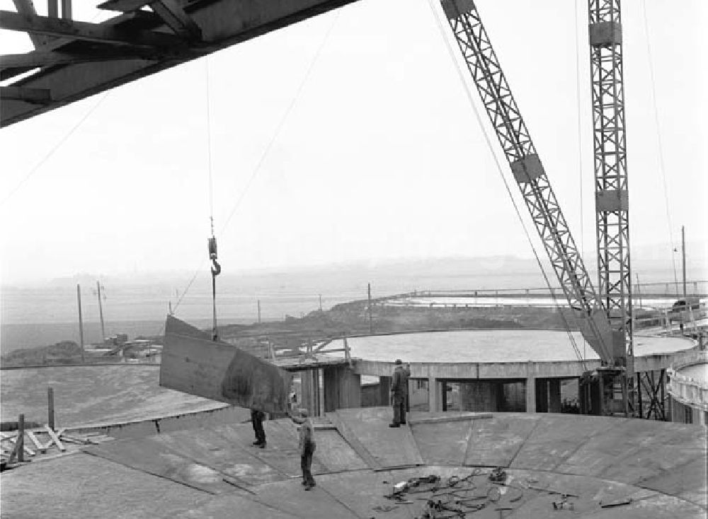 GDR picture archive: Lützkendorf - Arbeiter auf Baustelle beim Bau von Silos / Speichern / Silo an der Raffinerie VEB Mineralölwerk Lützkendorf. Kräne im Hintergrund.