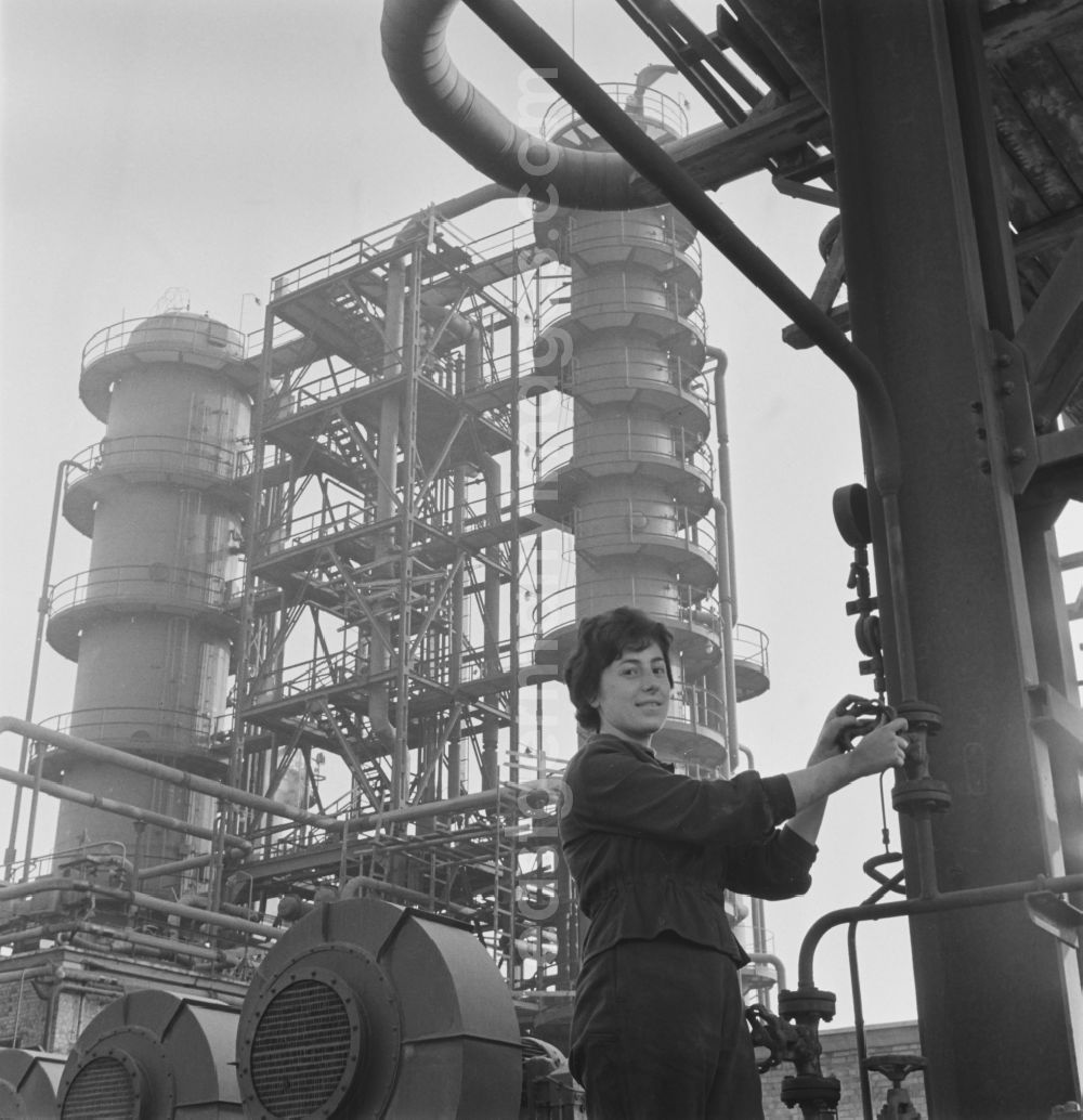 GDR picture archive: Lützkendorf - Arbeiterin an der Raffinerie VEB Mineralölwerk Lützkendorf.