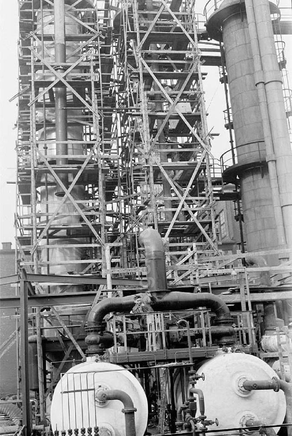 GDR image archive: Lützkendorf - Blick auf die Raffinerie VEB Mineralölwerk Lützkendorf. Schornsteine in Baugerüst gehüllt.