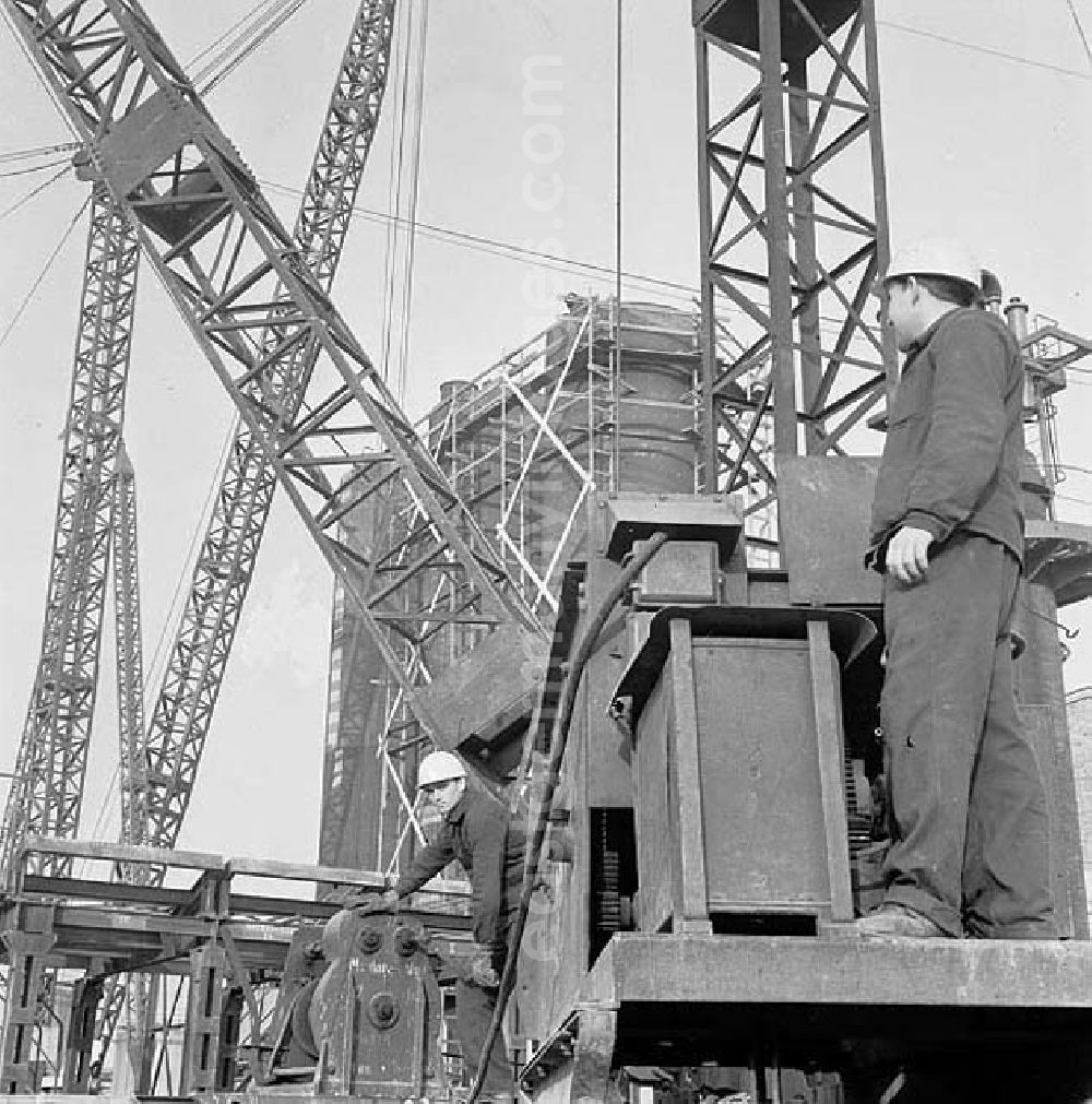 GDR photo archive: Lützkendorf - Arbeiter am Kran auf Baustelle an der Raffinerie VEB Mineralölwerk Lützkendorf. Kräne im Hintergrund.