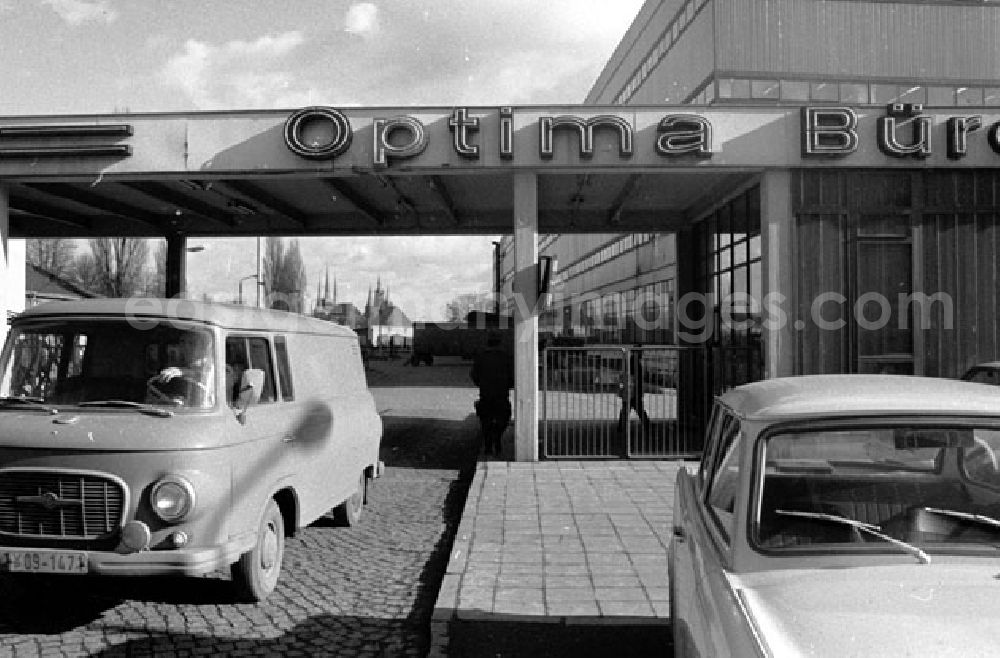 GDR picture archive: Erfurt - Betriebseingang zum VEB Optima Büromaschinenwerk Erfurt. Barkas / Van und Trabant / Trabi vor Einfahrt.