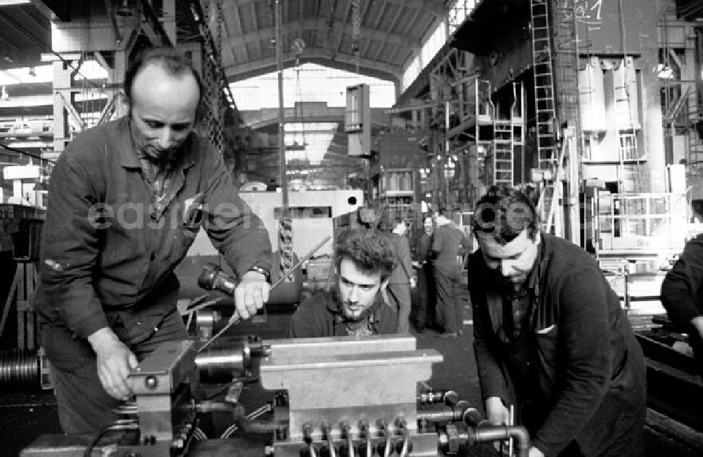 GDR image archive: Erfurt - Arbeiter reparieren Maschine im VEB Optima Büromaschinenwerk Erfurt.