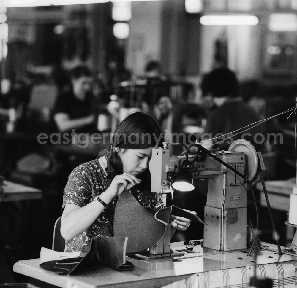 GDR photo archive: Schmölln - Employees in their workplace, with an eagle 268 - FA 263 columns industrial double needle sewing machine, the VEB Schmoellner shoe factory today's Hercules - Schuh GmbH in Thuringia