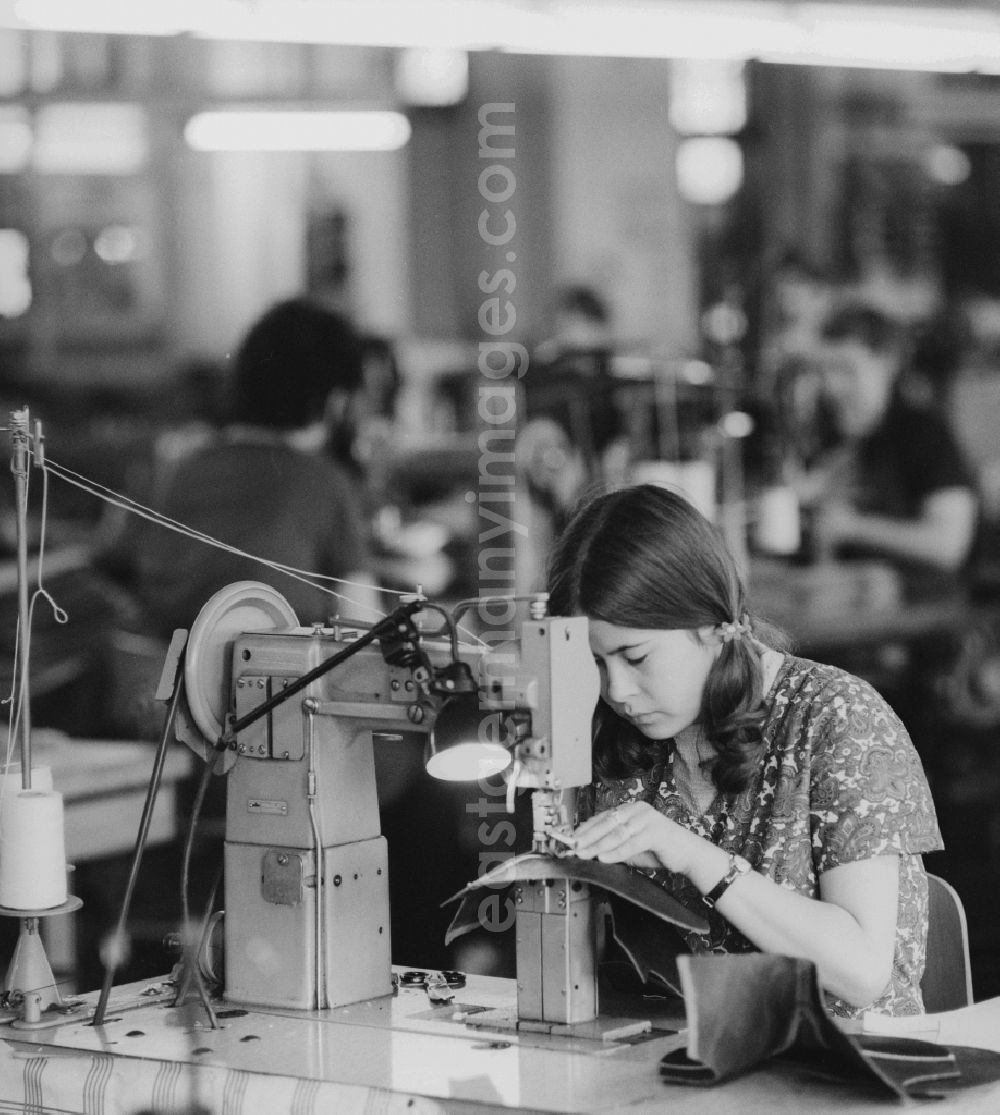 GDR picture archive: Schmölln - Employees in their workplace, with an eagle 268 - FA 263 columns industrial double needle sewing machine, the VEB Schmoellner shoe factory today's Hercules - Schuh GmbH in Thuringia