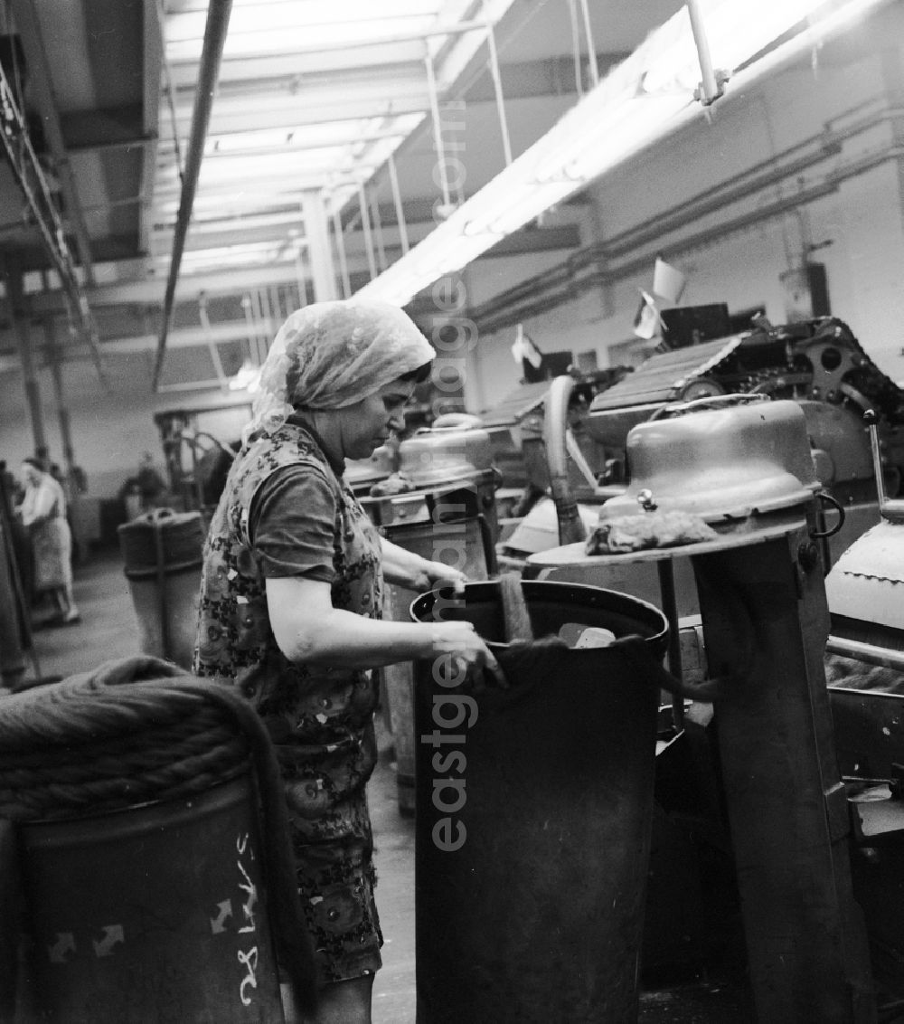 Glauchau: Employees on machines in the factory VEB Spinnstoffwerk Otto Buchwitz in Glauchau in the state Saxony today