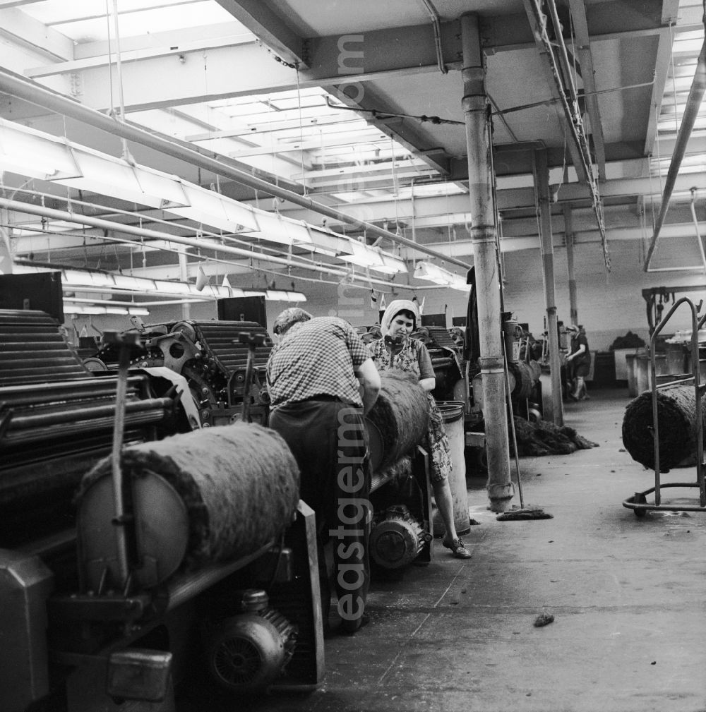 GDR image archive: Glauchau - Employees on machines in the factory VEB Spinnstoffwerk Otto Buchwitz in Glauchau in the state Saxony today