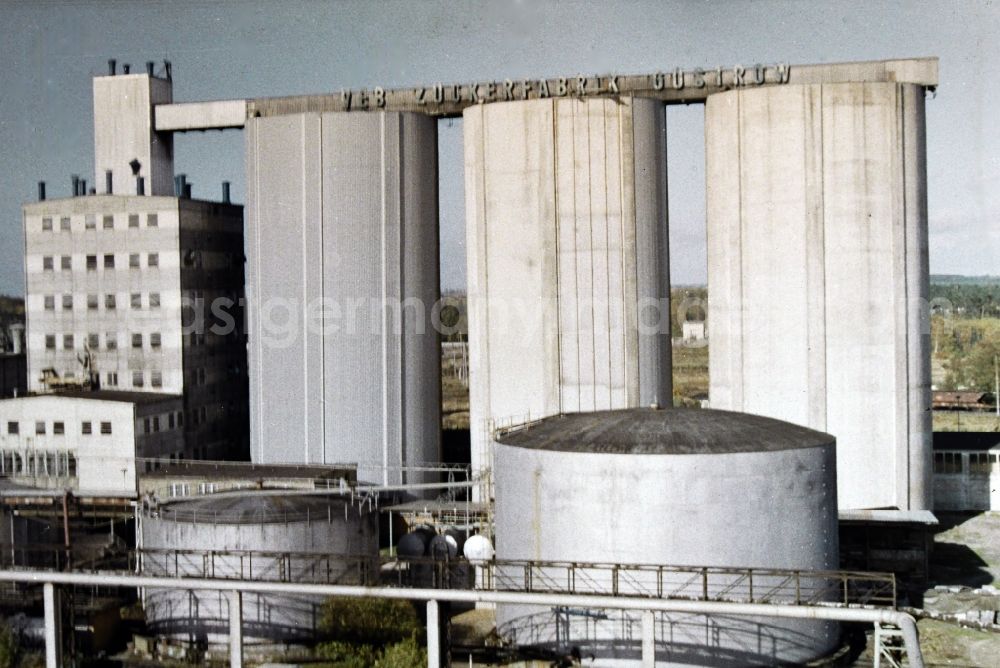 GDR picture archive: Güstrow - High silos to production and manufacture of sugar, syrup, molasses and fertilizer VEB Zuckerfabrik Nordkristall Guestrow in Guestrow in the state Mecklenburg-Western Pomerania on the territory of the former GDR, German Democratic Republic