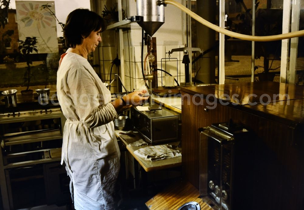 Güstrow: Sugar content test in the laboratory Production and manufacture of sugar, syrup, molasses and lime fertilizer from the VEB Zuckerfabrik Nordkristall Guestrow in Guestrow in the state of Mecklenburg-Western Pomerania in the area of the former GDR, German Democratic Republic