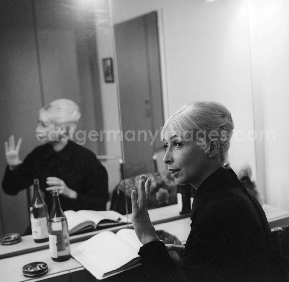GDR photo archive: Berlin - Vera Franziska Oelschlegel a German singer, actress, director, professor and theater director in the mask to the documentary play Salute to All. Marx in the Palace of the Republic in Berlin, the former capital of the GDR, German Democratic Republic