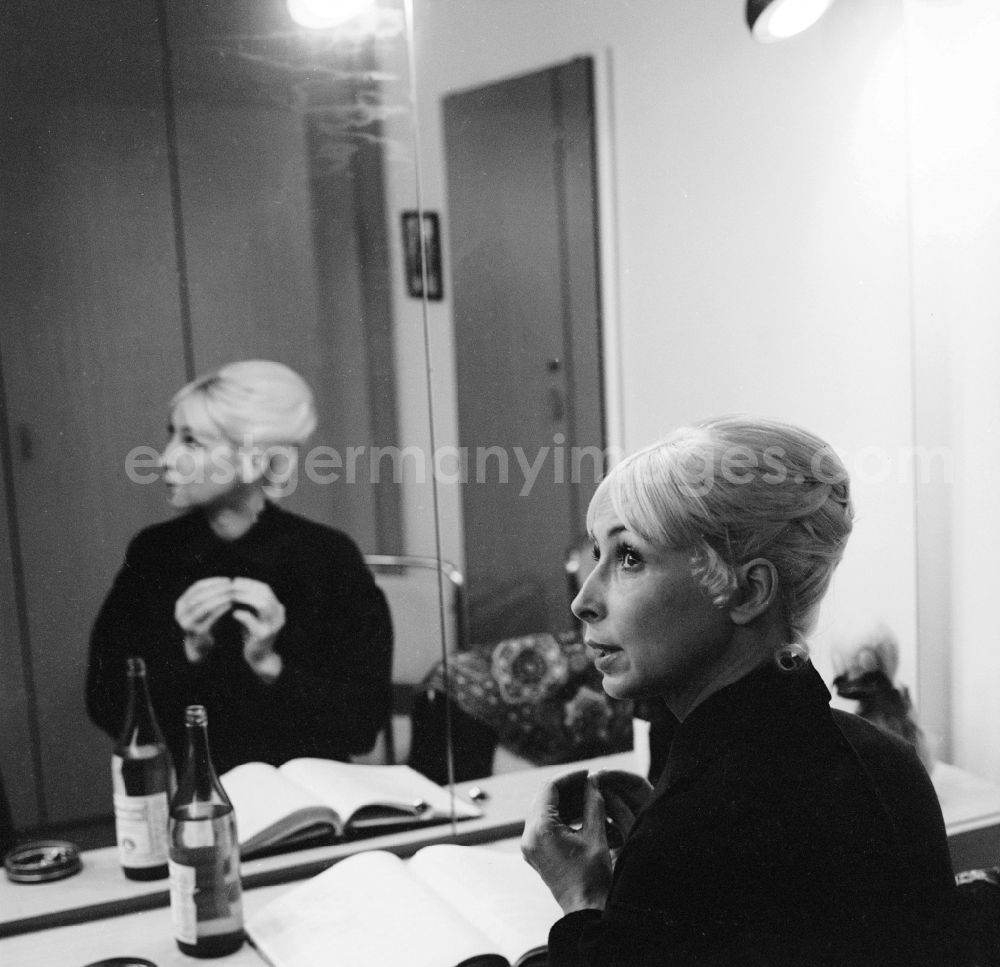 GDR image archive: Berlin - Vera Franziska Oelschlegel a German singer, actress, director, professor and theater director in the mask to the documentary play Salute to All. Marx in the Palace of the Republic in Berlin, the former capital of the GDR, German Democratic Republic