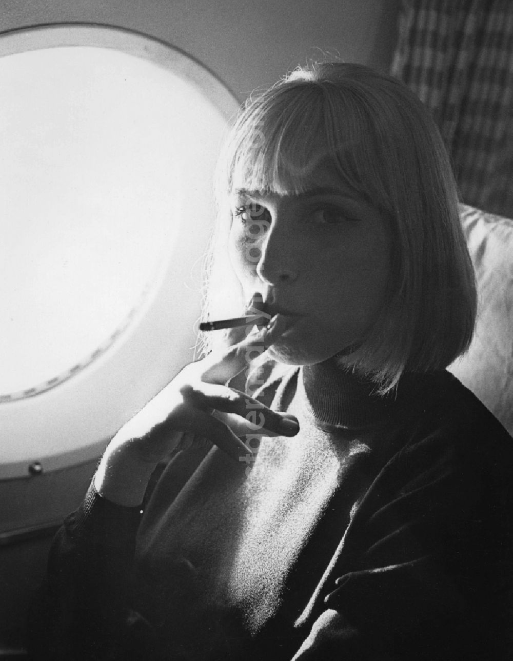 GDR picture archive: Schönefeld - Vera Oelschlegel, a German singer, actress, director, professor and theater director sitting in an airplane and smokes