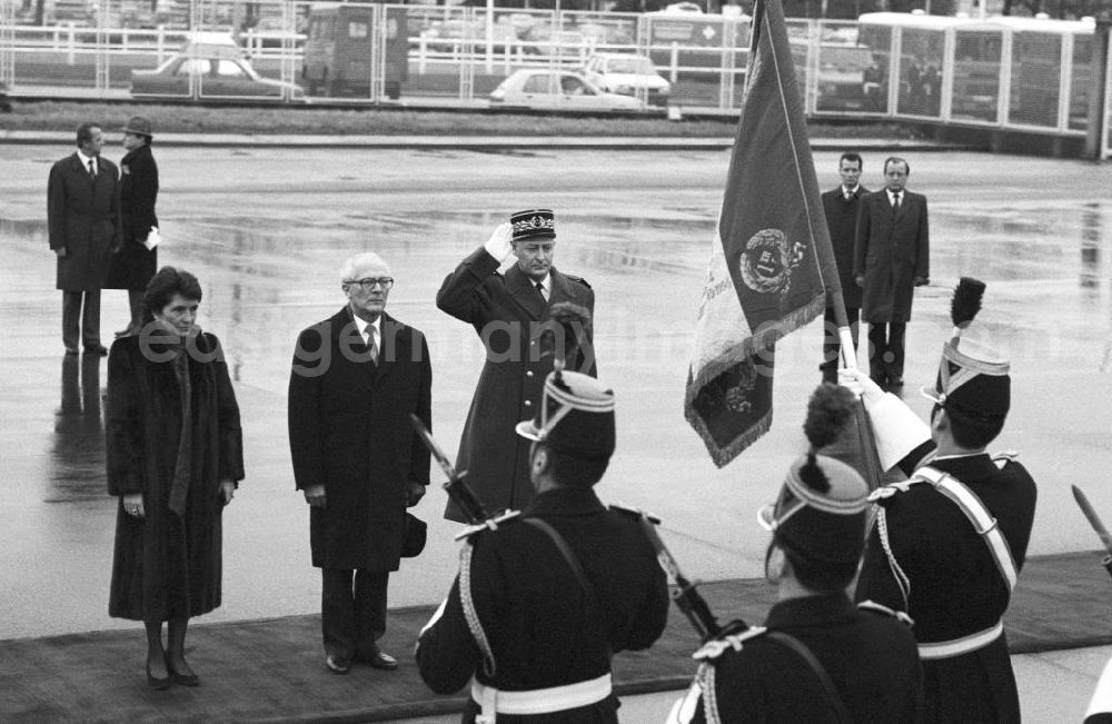 Paris: Verabschiedung von Erich Honecker, Staatsratspräsident DDR, auf dem Flughafen Orly aus Frankreich-Paris mit militärischer Ehrengarde.