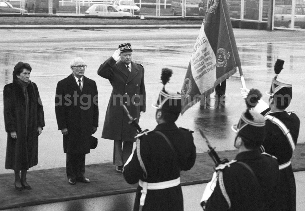 GDR image archive: Paris - Verabschiedung von Erich Honecker, Staatsratspräsident DDR, auf dem Flughafen Orly aus Frankreich-Paris mit militärischer Ehrengarde.