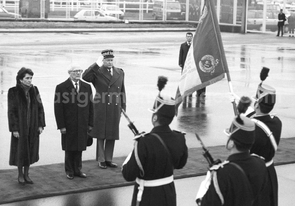 GDR photo archive: Paris - Verabschiedung von Erich Honecker, Staatsratspräsident DDR, auf dem Flughafen Orly aus Frankreich-Paris mit militärischer Ehrengarde.