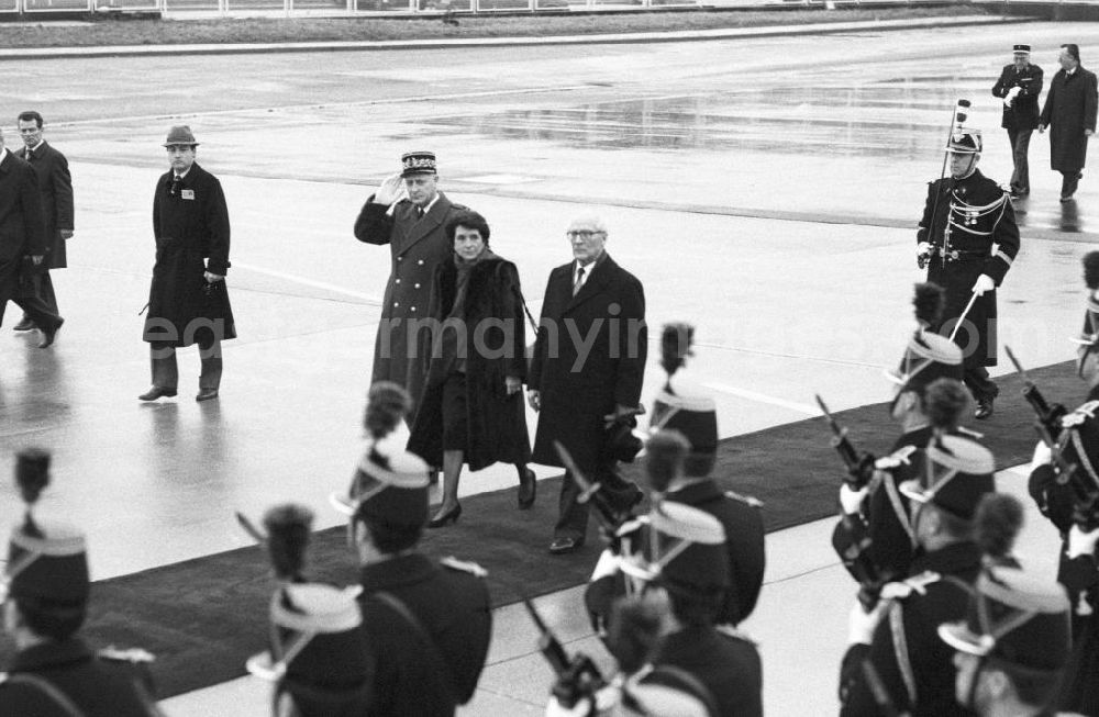 GDR picture archive: Paris - Verabschiedung von Erich Honecker, Staatsratspräsident DDR, auf dem Flughafen Orly aus Frankreich-Paris mit militärischer Ehrengarde. Erich Honecker beim Abschreiten der Ehrengarde.
