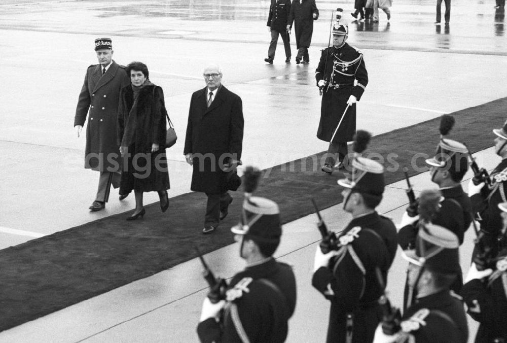 Paris: Verabschiedung von Erich Honecker, Staatsratspräsident DDR, auf dem Flughafen Orly aus Frankreich-Paris mit militärischer Ehrengarde. Erich Honecker beim Abschreiten der Ehrengarde.