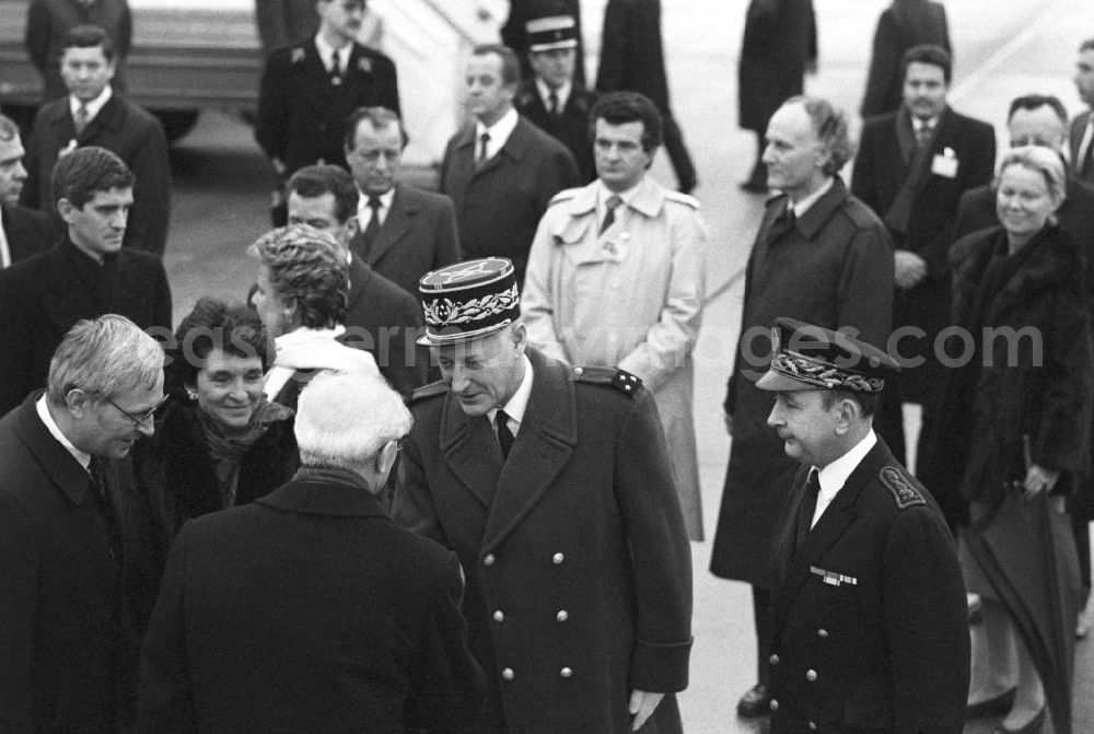 GDR image archive: Paris - Verabschiedung von Erich Honecker, Staatsratspräsident DDR, auf dem Flughafen Orly aus Frankreich-Paris.