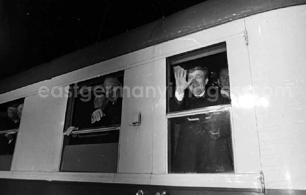 GDR photo archive: Güstrow / Mecklenburg-Vorpommern - 13.12.1981 Verabschiedung Helmut Schmidts in Güstrow (Mecklenburg-Vorpommern) auf dem Bahnhof Umschlagnr.: 55