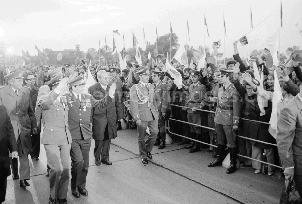 Schönefeld: Ceremonious discharge of the Russian cosmonaut Waleri Fjodorowitsch Bykowski by the German cosmonaut Sigmund Jaehn, army general Heinz Hoffmann (191