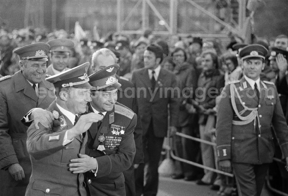 GDR photo archive: Schönefeld - Ceremonious discharge of the Russian cosmonaut Waleri Fjodorowitsch Bykowski by the German cosmonaut Sigmund Jaehn, army general Heinz Hoffmann (191