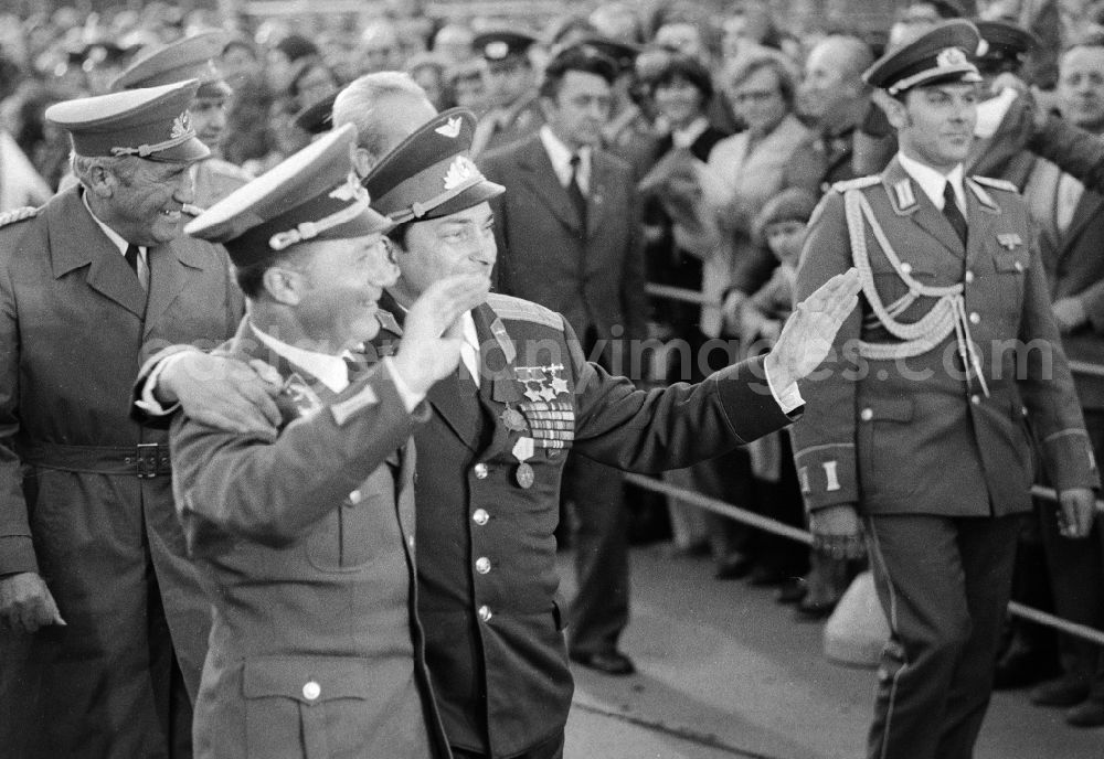 GDR picture archive: Schönefeld - Ceremonious discharge of the Russian cosmonaut Waleri Fjodorowitsch Bykowski by the German cosmonaut Sigmund Jaehn, army general Heinz Hoffmann (191