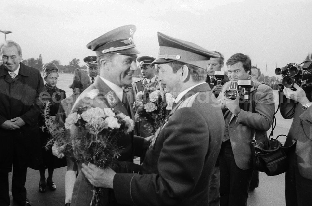 GDR image archive: Schönefeld - Ceremonious discharge of the Russian cosmonaut Waleri Fjodorowitsch Bykowski by the German cosmonaut Sigmund Jaehn and other, on the area of the airport Berlin-beauty's field in beauty's field in the federal state Brandenburg in the area of the former GDR, German democratic republic