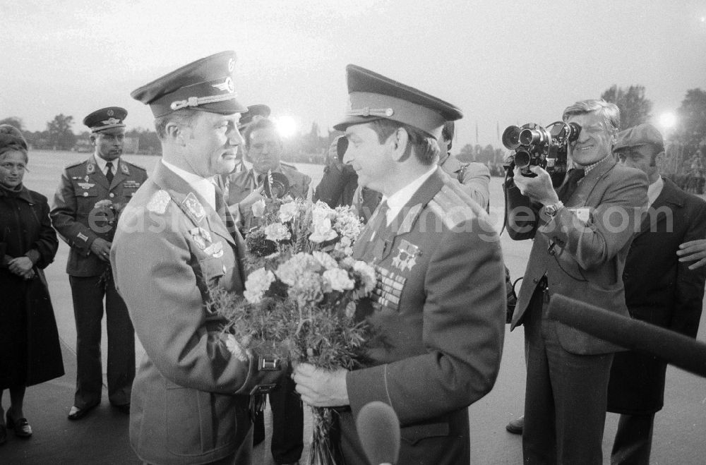 GDR image archive: Schönefeld - Ceremonious discharge of the Russian cosmonaut Waleri Fjodorowitsch Bykowski by the German cosmonaut Sigmund Jaehn and other, on the area of the airport Berlin-beauty's field in beauty's field in the federal state Brandenburg in the area of the former GDR, German democratic republic