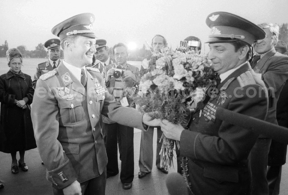 GDR photo archive: Schönefeld - Ceremonious discharge of the Russian cosmonaut Waleri Fjodorowitsch Bykowski by the German cosmonaut Sigmund Jaehn, army general Heinz Hoffmann (191