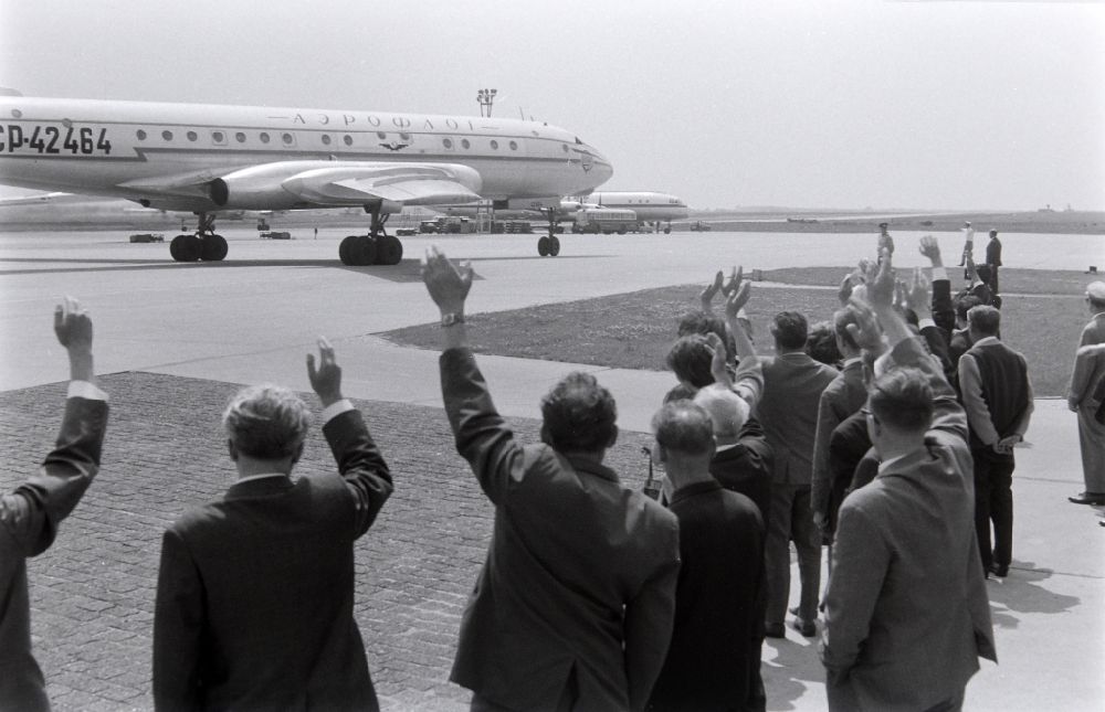 GDR image archive: Schönefeld - Farewell to the Soviet delegation of journalists to the 8th DSF Congress with an AEROFLOT Ilyushin IL-18 on the apron of the airport in Schoenefeld, Brandenburg on the territory of the former GDR, German Democratic Republic
