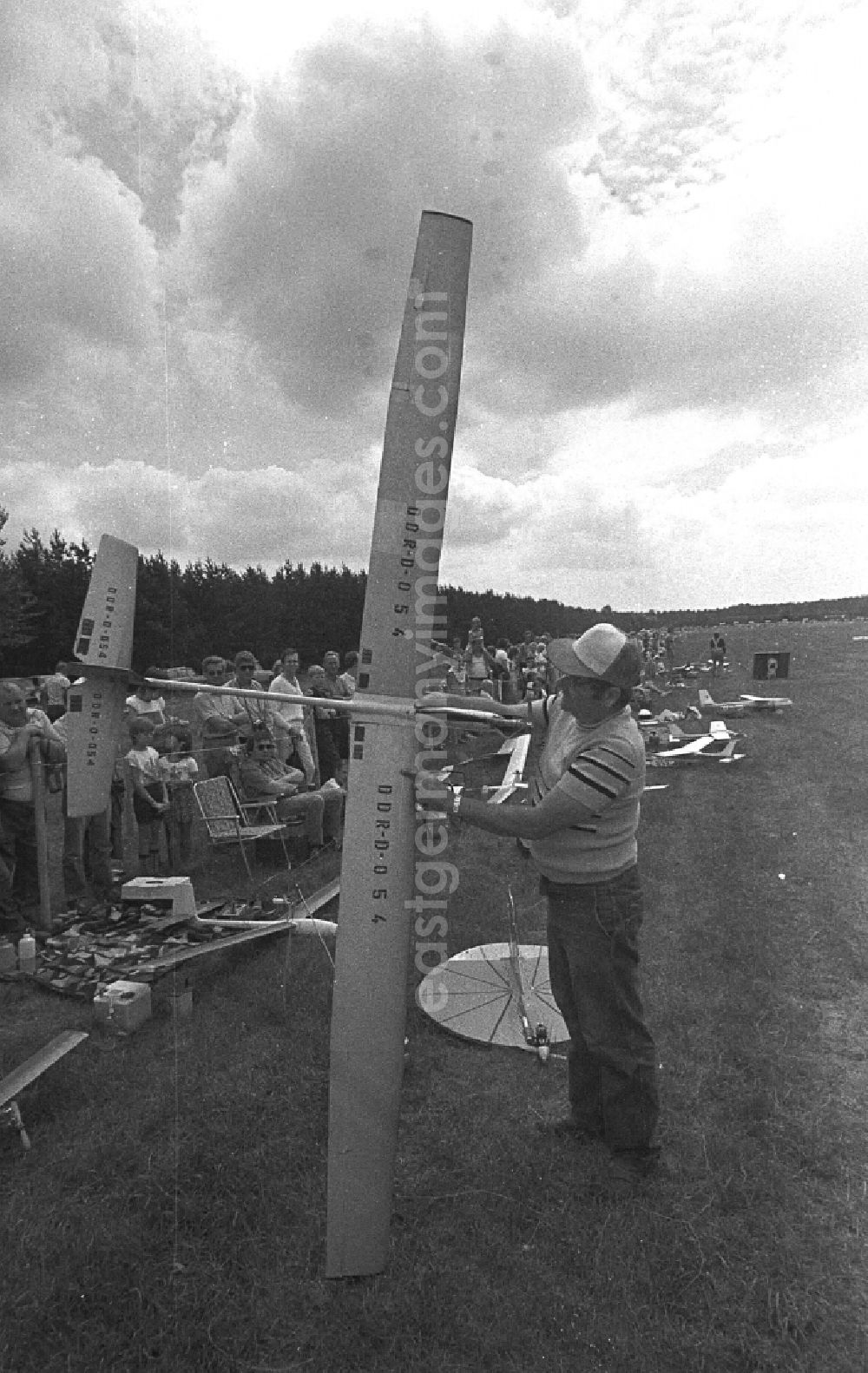 GDR photo archive: Borkheide - Event and demonstration at the airfield festival on the 75th anniversary of the first German post flight in Borkheide in the state of Brandenburg in the area of the former GDR, German Democratic Republic