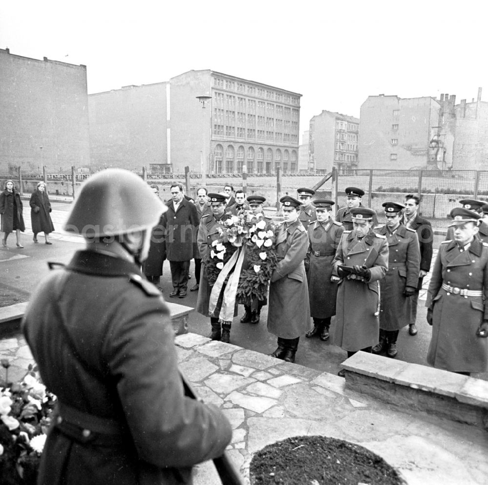 GDR picture archive: Berlin - Participants in a commemoration event at the memorial for the border soldier Reinhold Paul Huhn who was shot (as a post in the 4th border detachment) in the rank of corporal on Schuetzenstrasse (former Reinhold-Huhn-Strasse) in the district of Mitte in the district Mitte in Berlin East Berlin on the territory of the former GDR, German Democratic Republic