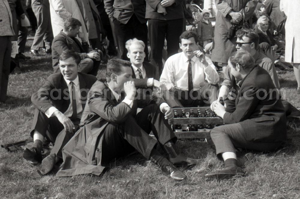 GDR photo archive: Gotha - Men sitting together on the floor, next to a crate of beer, drinking beer and smoking during an event in Gotha in the German state of Thuringia in Gotha in the state Thuringia on the territory of the former GDR, German Democratic Republic