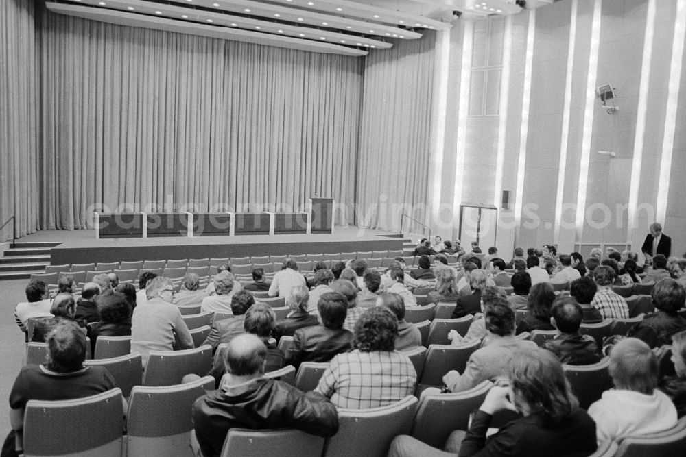 GDR picture archive: Berlin - Event in the film hall of the cinema SOJUS in the town district of Marzahn in Berlin, the former capital of the GDR, German democratic republic. On the 3