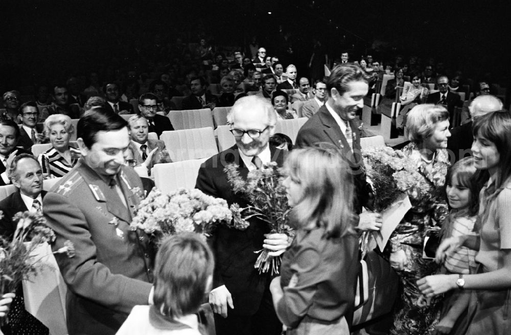 GDR image archive: Berlin - Event and demonstration of the festiv concert in the Palast der Republik with Erich Honecker and Kosmonauten in the district Mitte in Berlin, the former capital of the GDR, German Democratic Republic